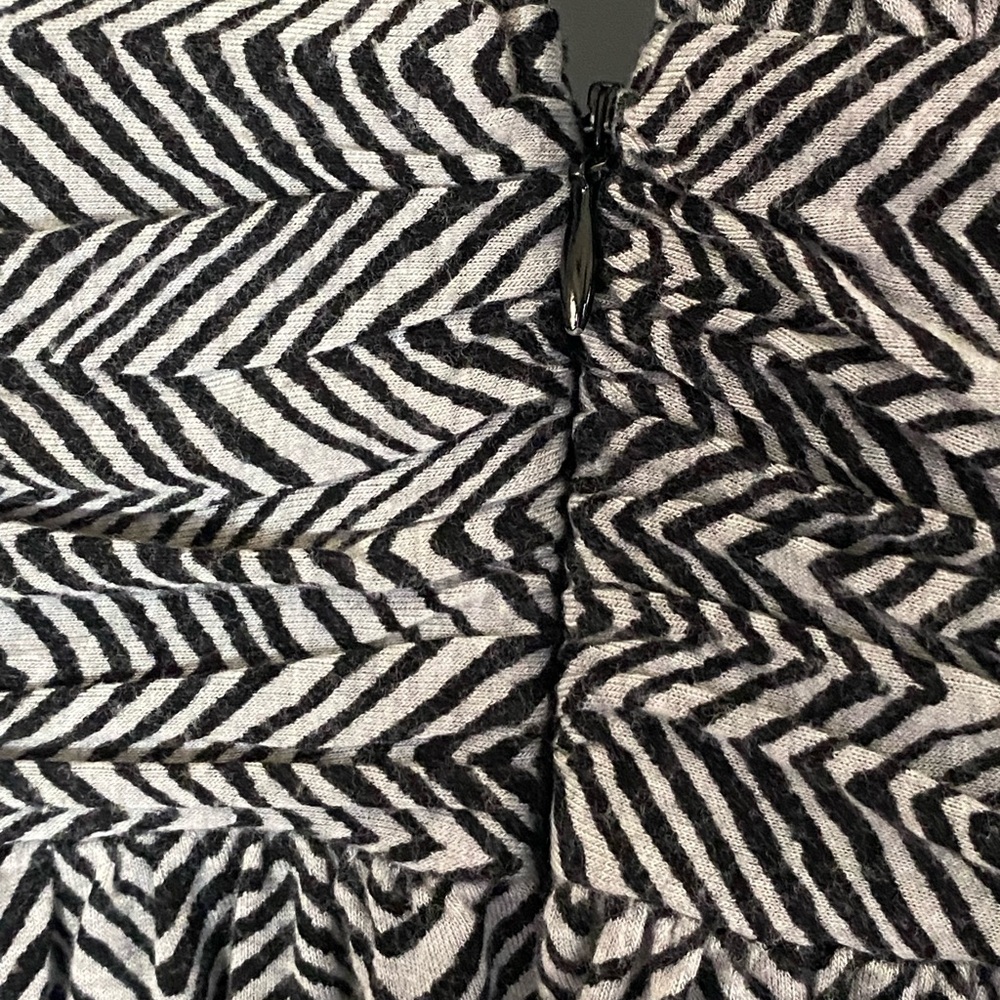 Tracy Reese Feather Print Dress M Gray Black Jersey Empire Waist Knee Length - Picture 11 of 11